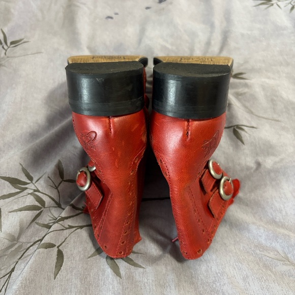 John Fluevog Adrians Alli Red Buckled Brogue Ankle Boots - sz 9 - Picture 6 of 7